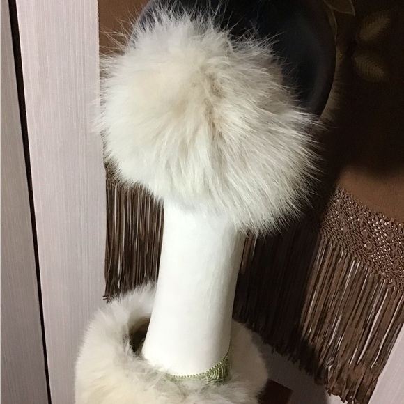 Fabulous oversized white fox earmuffs - Picture 4 of 4